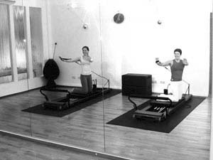 Pilates Frankfurt - trainieren im K50 Personal Training Studio mit dem Allegro Reformer - Übung abtwist