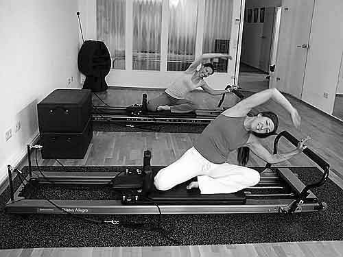 Pilates Frankfurt Duo Training im K50 Personal Training Studio auf dem Pilates Allegro Reformer - Übung mermaid