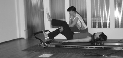 Pilates Frankfurt - Training im K50 Personal Training Studio auf dem Pilates Reformer - Übung single leg press