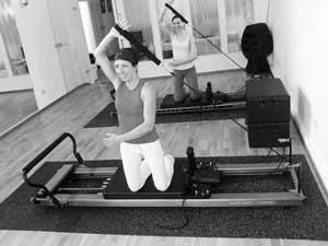 Pilates Frankfurt - Training im K50 Pilates Studio auf dem Allegro Reformer Duo Übung abtwist