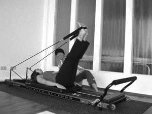 Pilates Frankfurt - Training im K50 Pilates Studio auf dem Allegro Reformer Übung legcircle