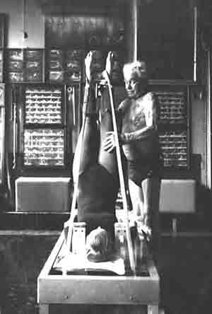 Joseph Pilates mit Schülerin auf dem Reformer - Übung jackknife