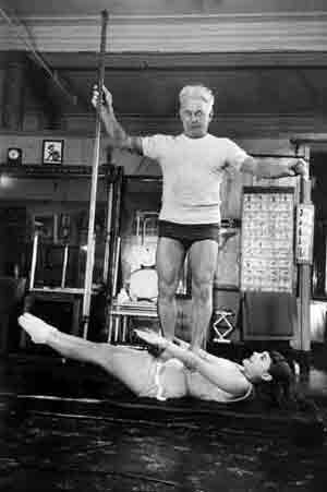 Joseph Pilates mit Schülerin auf dem Reformer - Übung für das powerhouse